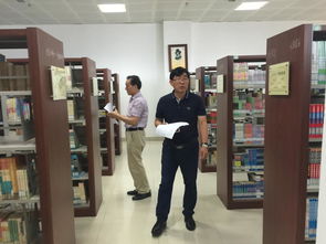 整洁的书桌与笔记本电脑