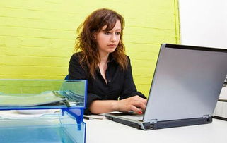 一位年轻人在电脑前查看求职网站