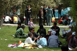 青年游客在公园草地上休息