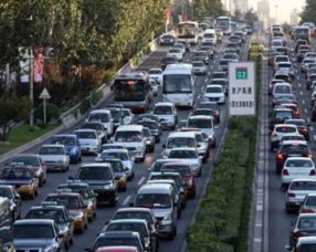 五一假期高速路拥堵场景