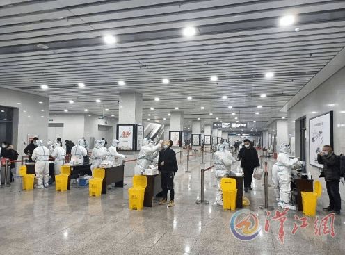 医护人员为老人检查身体