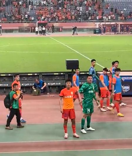 球迷高喊崔康熙下课