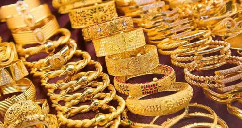 我在金店选购黄金制品的情景<p>那一刻，我突然意识到，黄金已经不仅仅是装饰品，而是变成了大家眼中的“避险神器”。于是，我也跟风买了两根小金条，想着至少可以保值。</p><h2 id=