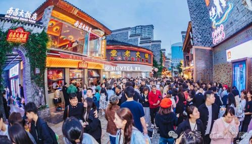五一假期商业街热闹场景