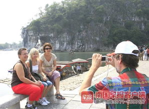 游客在桂林象鼻山前合影