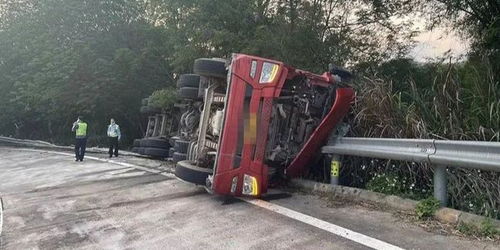 大车为躲闪闯红灯的小车侧翻｜安全驾驶警钟长鸣