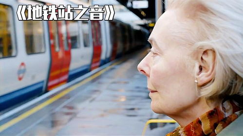 琼瑶在书桌前认真写作