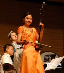 图片内容<p>当然，争议也随之而来。有人担心过度娱乐化会让传统艺术失去原本的味道，也有人认为这才是真正的“接地气”。</p><p>在我看来，艺术的生命力就在于它的多样性。只要不违背基本的文化尊重，任何形式的尝试都值得鼓励。</p><p>就像连山回锅肉一样，虽然做法不同，但那份来自灶台边的温暖和记忆，却是不变的。</p><p>或许，“二饼胡拉”只是一个开始，未来还会有更多像他们一样的人，用自己的方式，把传统文化带入新时代。</p>                        </p>
                        <!-- E 正文 -->
                    </div>

                    <!-- S 付费阅读 -->
<!-- E 付费阅读 -->


                    <!-- S 点赞 -->
<div class=