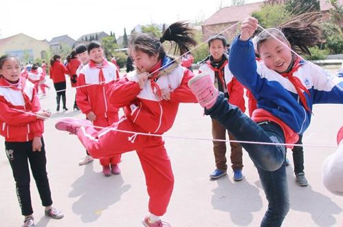 课间学生嬉戏玩耍场景