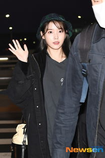 IU在红毯上微笑挥手,展现甜美笑容