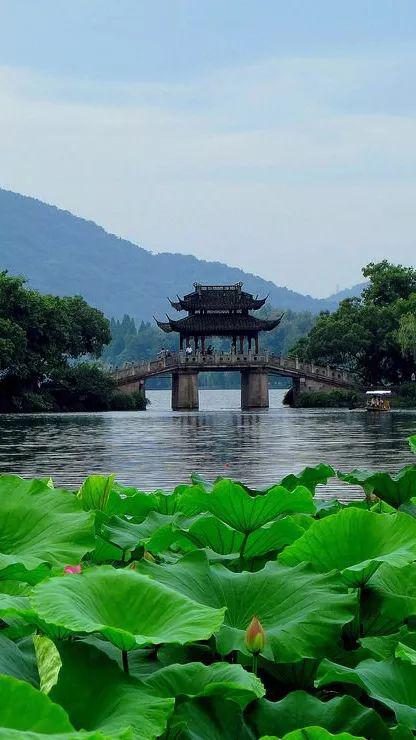 河东公园湖面与游人