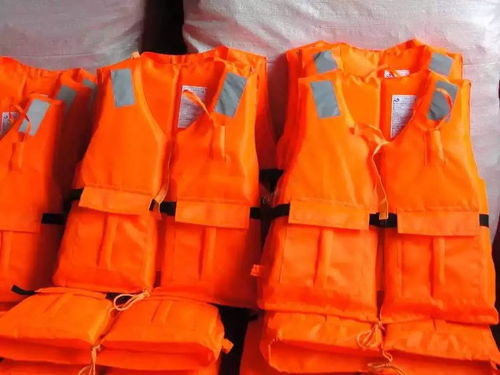 贵州游船事故中未穿救生衣的乘客照片