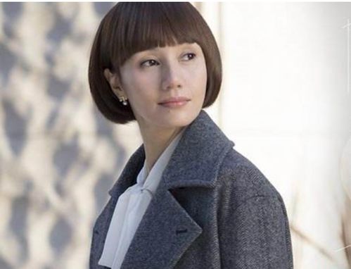 多人在共享办公空间内互动交流