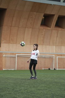 哈里凯恩身穿热刺球衣庆祝进球