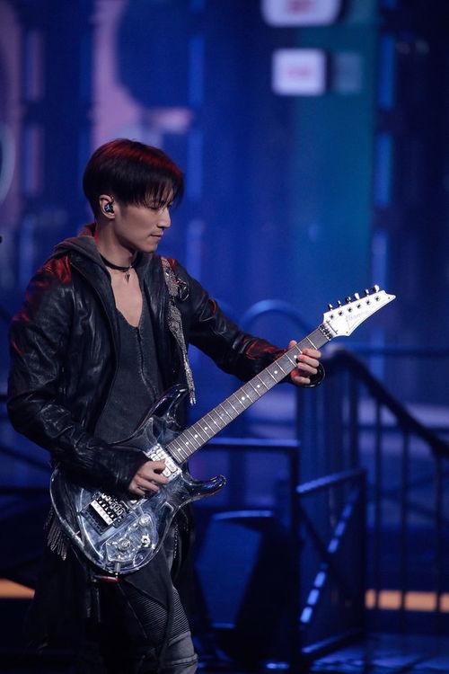 谢霆锋抱着吉他深情演唱《玉蝴蝶》