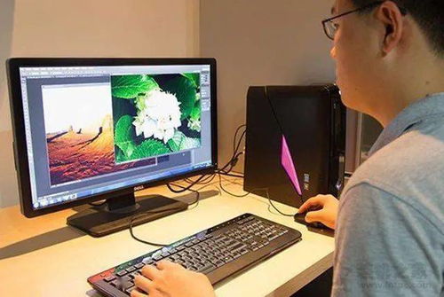 中年男子在电脑前学习剪辑视频