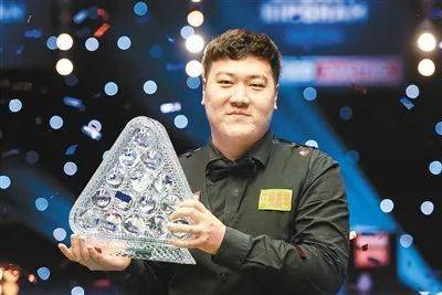 赵心童手捧奖杯庆祝<p>对于中国球迷来说，这是一场等待已久的胜利。从丁俊晖的孤军奋战，到如今赵心童的崛起，斯诺克在中国正迎来属于自己的黄金时代。</p><p>无论最终结果如何，赵心童的表现已经让全世界看到中国选手的实力与潜力。未来的斯诺克赛场，注定会有更多中国面孔闪耀光芒。</p>                        </p>
                        <!-- E 正文 -->
                    </div>

                    <!-- S 付费阅读 -->
<!-- E 付费阅读 -->


                    <!-- S 点赞 -->
<div class=