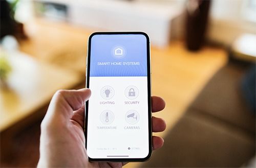 消费者在手机上查看黄金订单状态