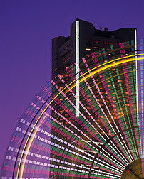 城市夜景下的无障碍标识