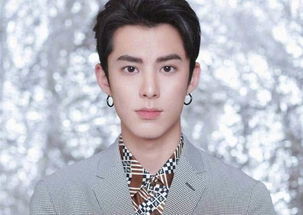 王鹤棣在娇兰活动现场微笑面对镜头