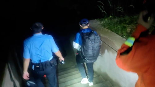 搜救队员夜间使用无人机搜索