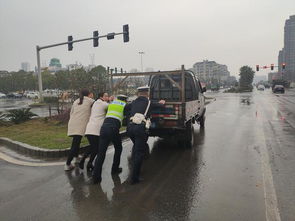 一群年轻人在雨中合力推车的图片