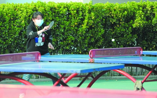 市民在球场上挥拍