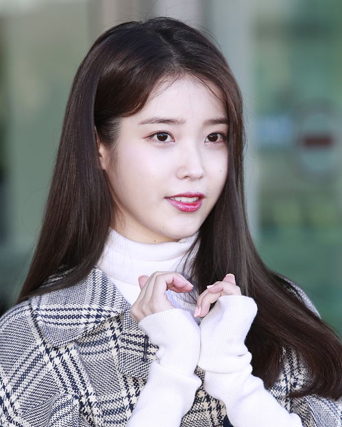 IU在后台微笑面对镜头的照片