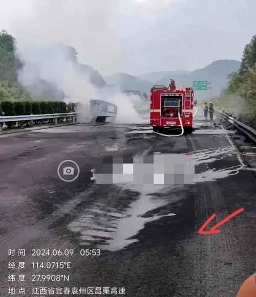 两男子撞车险亲上 路人一笑化解冲突｜广东韶关惊险救人实录