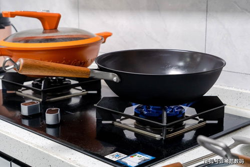 中式铁锅与西式厨具对比展示