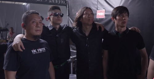 演员在音乐节后台准备上台