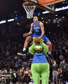 戈登飞跃汽车扣篮瞬间