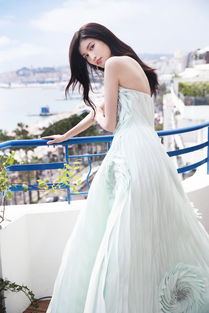 IU在戛纳电影节红毯穿着一袭仙气十足的礼服