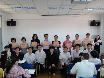 班主任与学生们合影