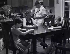 一家人坐在饭桌前气氛凝重