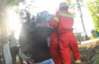 交警在现场调查滕州车祸