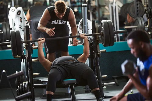 一个人在健身房做力量训练