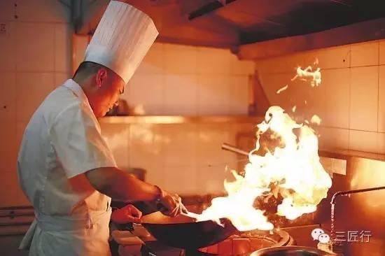 外国厨师围观中式炒锅煎牛排