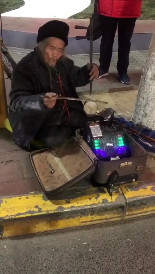 “二饼胡拉”爆火出圈，传统艺术也能玩出新花样？