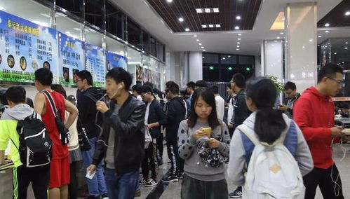 大学食堂排队场景