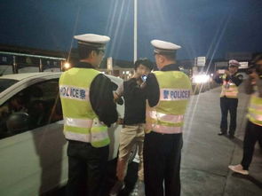 交警夜间查酒驾现场图片
