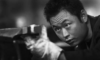 刘文奇创作时专注的眼神