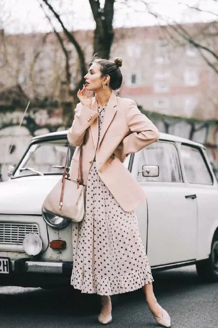 樱花树下穿白色连衣裙的少女