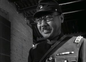 白鹿原影视城沉浸式演出中的反派角色现场图<p>从黑白胶片时代的“鬼子专业户”，到如今景区中与游客互动的沉浸式反派，中国影视中的“坏人”角色经历了巨大的变化。</p><p>他们或许曾经让我们咬牙切齿，但今天，他们也成为了我们文化记忆的一部分。无论是王孝忠、刘江，还是邢佳栋，他们都用自己的方式诠释了“反派”的魅力。</p><p>如果你下次去景区游玩，不妨留意一下那些穿着旧军装、操着方言的“坏人”——说不定，他们就是下一个“鬼子专业户”呢！</p>                        </p>
                        <!-- E 正文 -->
                    </div>

                    <!-- S 付费阅读 -->
<!-- E 付费阅读 -->


                    <!-- S 点赞 -->
<div class=