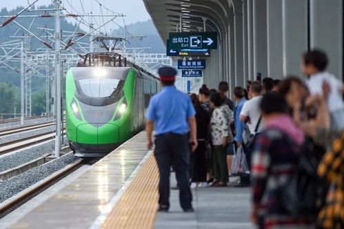 高铁列车驶入现代化车站