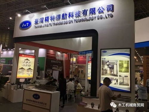 富兰克林在展位上与中方代表交谈