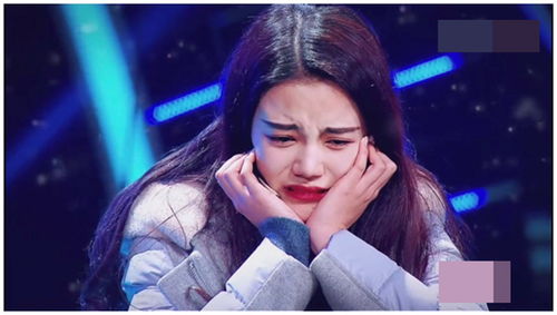 孙珍妮在剧组现场认真工作的照片