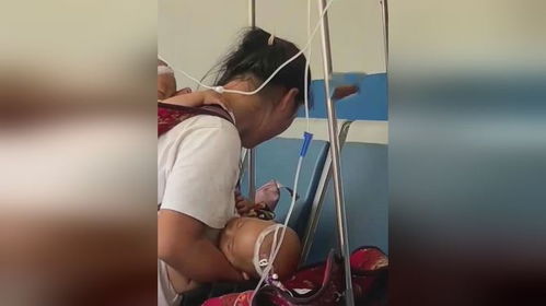 母亲深夜照顾生病的孩子