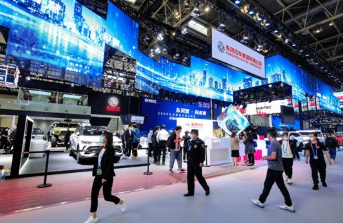 刘文奇在北京展览现场与观众交流