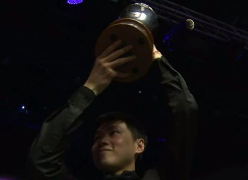 赵心童举起奖杯庆祝